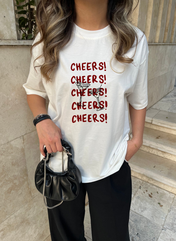 نمای نزدیک طرح تی شرت زنانه مدل Cheers