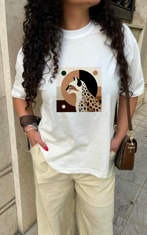 نمای نزدیک طرح گربه روی تی شرت زنانه